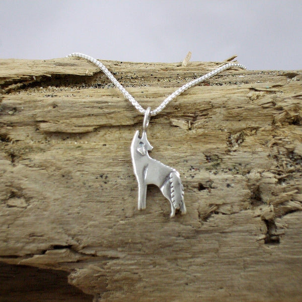 Pequeño Sterling Silver Howling Wolf Pendant with Chain