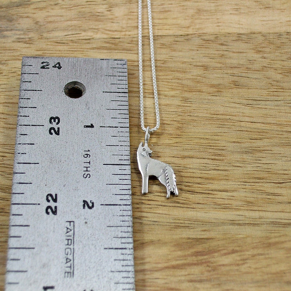 Pequeño Sterling Silver Howling Wolf Pendant with Chain