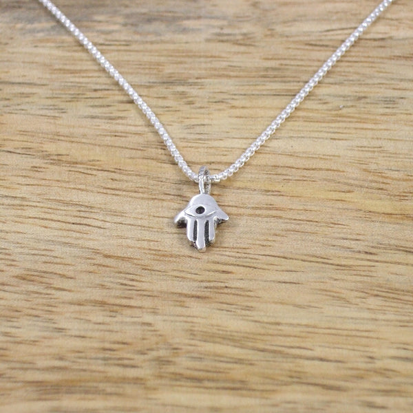 Pequeño Sterling Silver Hamsa Pendant with Chain