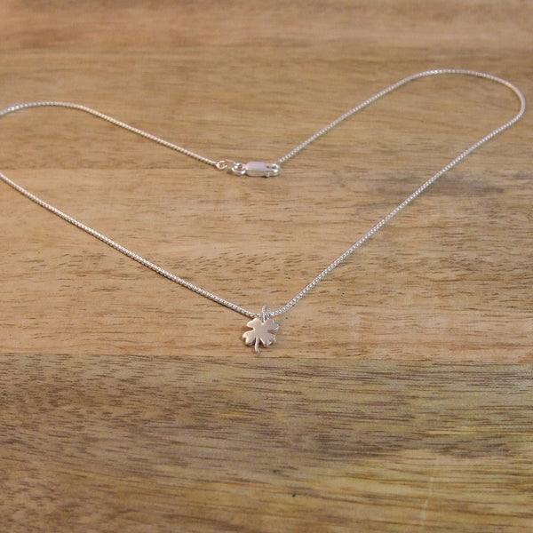 Pequeño 4-Leaf Clover Pendant with Chain