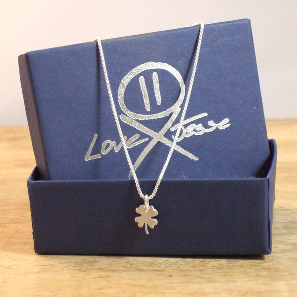Pequeño 4-Leaf Clover Pendant with Chain