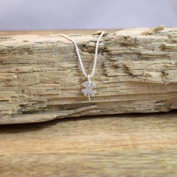 Pequeño 4-Leaf Clover Pendant with Chain
