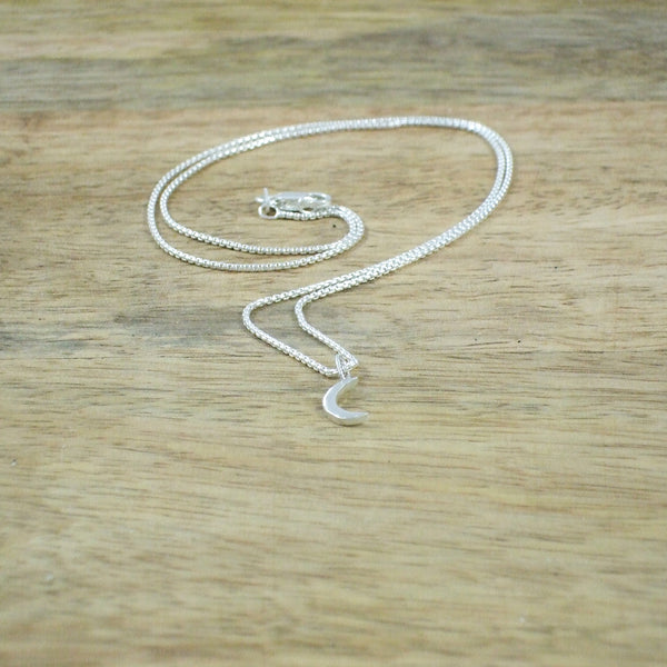 Pequeño Crescent Moon Pendant
