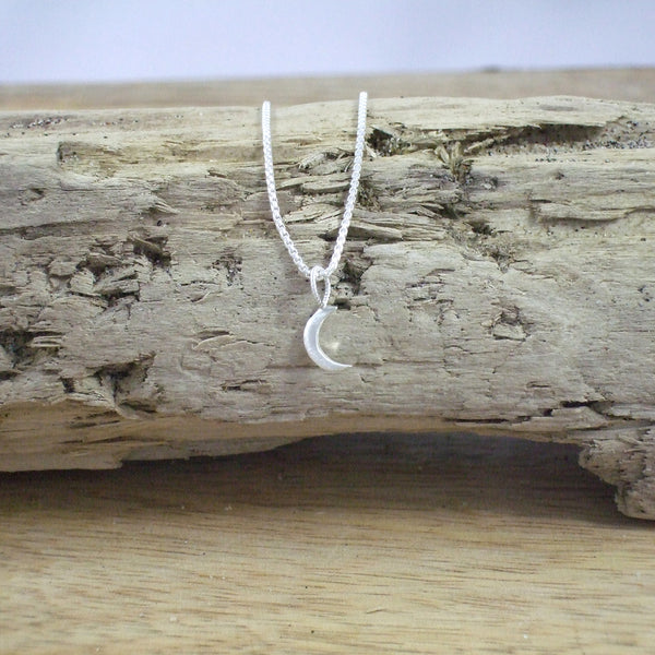 Pequeño Crescent Moon Pendant