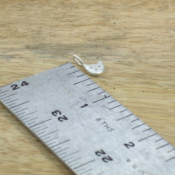 Pequeño Kitty Pendant