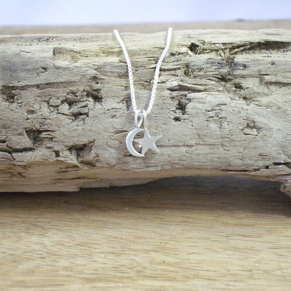 Pequeño Crescent Moon Pendant