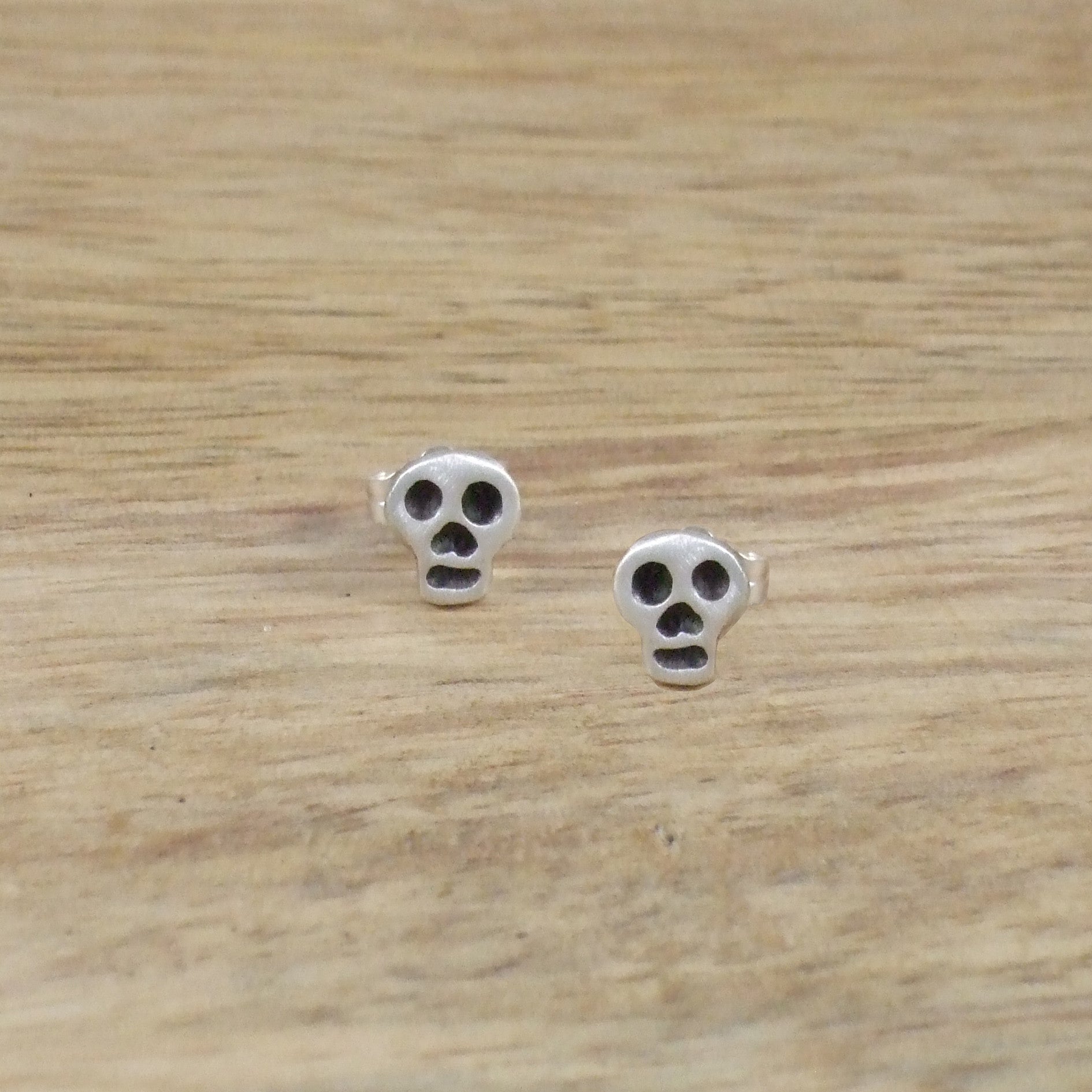 Pequeño Skull Earrings