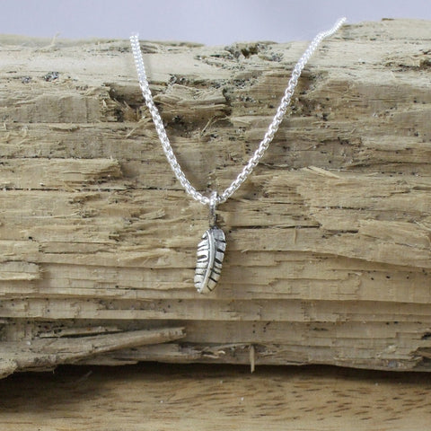 Pequeño Feather Pendant with Chain