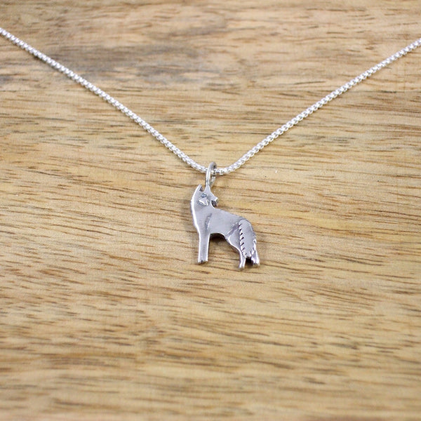 Pequeño Sterling Silver Howling Wolf Pendant with Chain