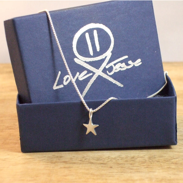 Pequeño Star Pendant with Chain